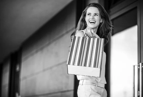 Alışveriş Çantası Kopya Alanı Üzerinde Seyir Ile Gülümseyen Genç Kadın — Stok fotoğraf