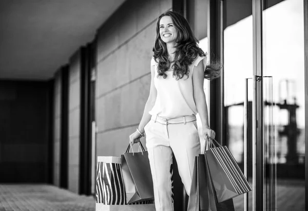 Alışveriş Çantalı Genç Bir Kadın Dükkandan Çıkıyor — Stok fotoğraf