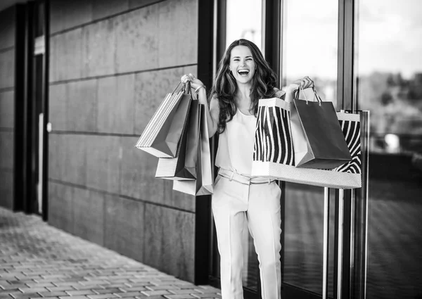 Jovem Feliz Com Sacos Compras Regozijando Perto Porta Loja — Fotografia de Stock