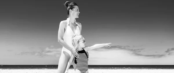 Семейное Веселье Белом Песке Счастливые Молодая Мать Дочь Купальнике Берегу — стоковое фото