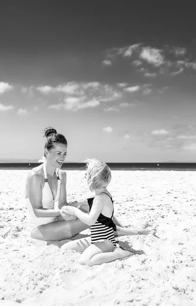 Сімейна Розвага Білому Піску Щаслива Молода Мати Дочка Купальнику Морі — стокове фото