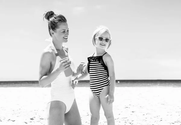 Familie Plezier Wit Zand Gelukkig Jonge Moeder Kind Beachwear Zeekust — Stockfoto