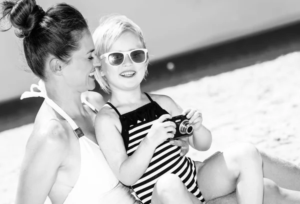 Familienspaß Auf Weißem Sand Glücklich Moderne Mutter Und Kind Badebekleidung — Stockfoto