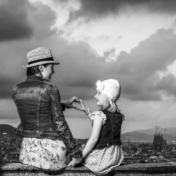 Visto Desde Atrás Joven Madre Hija Turistas Contra Panorama Ciudad — Foto de Stock