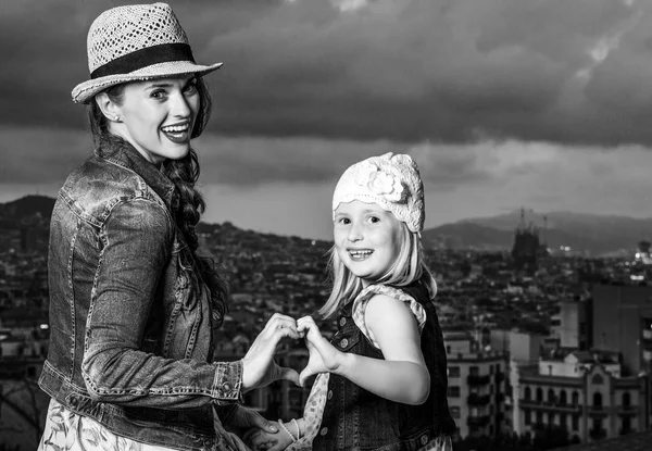 Porträt Eleganter Mutter Kind Reisende Vor Dem Stadtbild Von Barcelona — Stockfoto