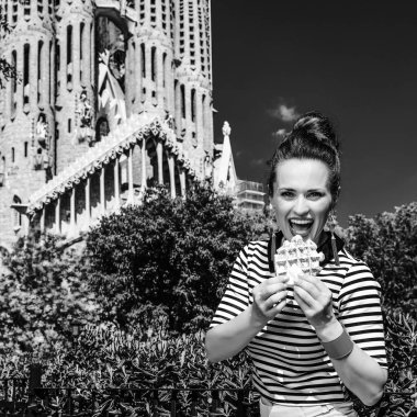 Barcelona - 10 Temmuz 2017: genç gezgin kadın karşı Sagrada Familia için Barselona, İspanya, çizgili gömlekli