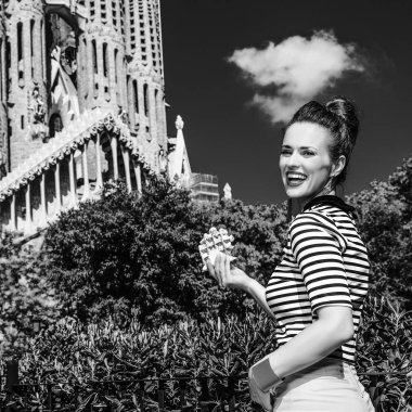 Barcelona - 10 Temmuz 2017: genç gezgin kadın karşı Sagrada Familia için Barselona, İspanya, çizgili gömlekli