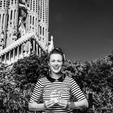 Barcelona - 10 Temmuz 2017: genç gezgin kadın karşı Sagrada Familia için Barselona, İspanya, çizgili gömlekli