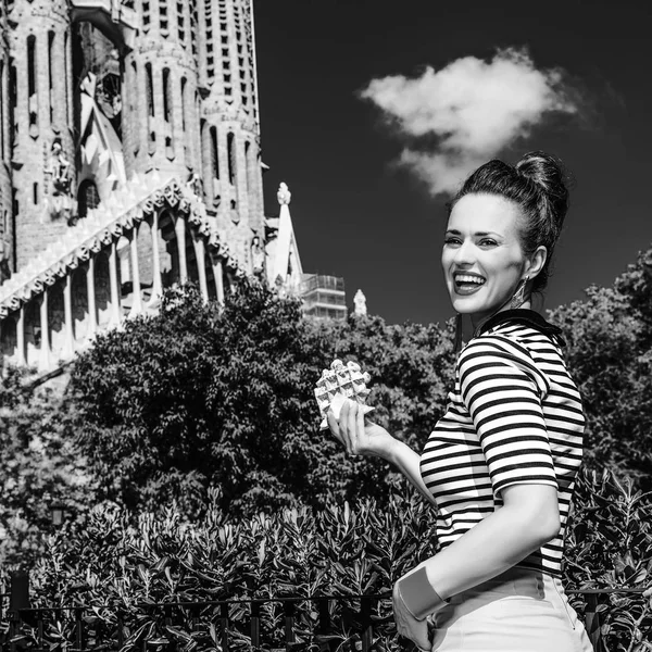 Barcelona Julio 2017 Joven Viajera Con Camisa Rayas Contra Sagrada — Foto de Stock