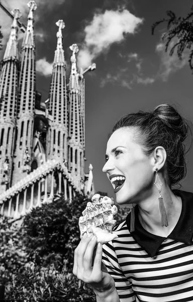 巴塞罗那 2017 时髦的妇女在条纹衬衣在巴塞罗那 西班牙与华夫饼看一边 — 图库照片
