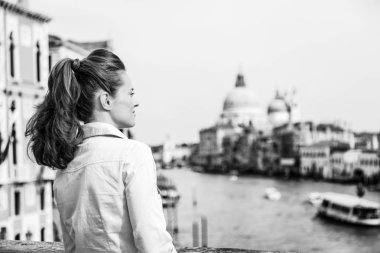 Genç kadın Köprüsü Venedik, İtalya grand kanal manzaralı dururken mesafe bakarak