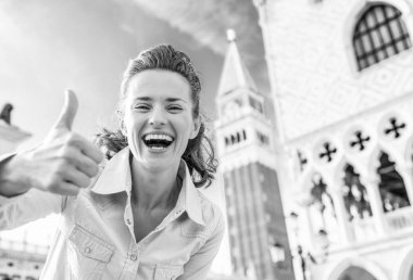 Mutlu genç kadına karşı campanile di san marco gösterilen thumbs up Venedik, İtalya