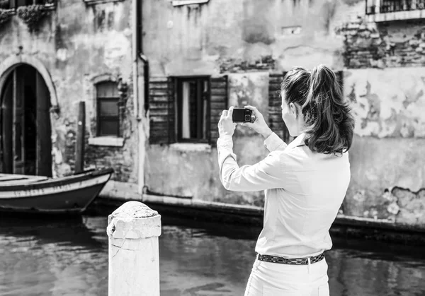 Молодая Женщина Венеции Италия Фотографирует Вид Сзади — стоковое фото