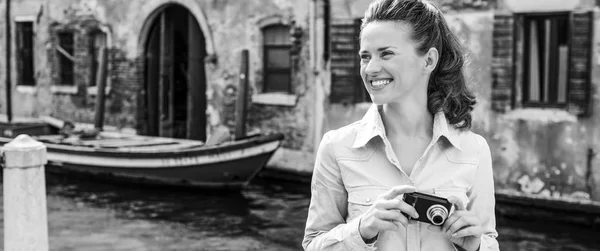 Venedik Talya Fotoğraf Makinesiyle Fotokopi Çeken Mutlu Genç Bir Kadın — Stok fotoğraf