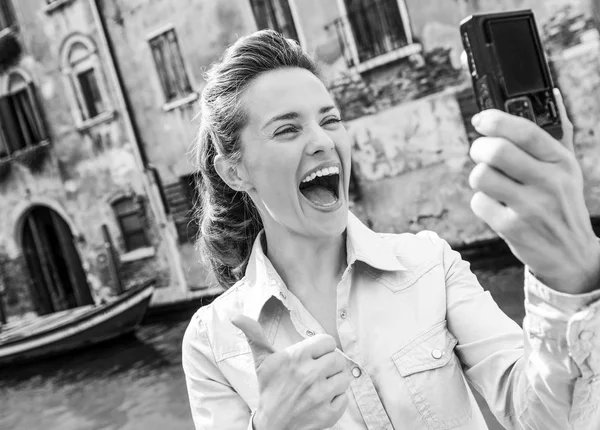 Gelukkig Jonge Vrouw Duimen Opdagen Het Maken Van Selfie Venetië — Stockfoto