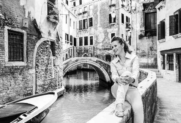 Feliz Joven Sentada Puente Venecia Italia Mirando Canal —  Fotos de Stock