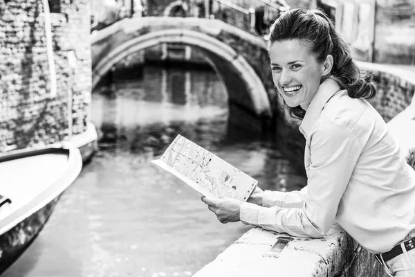 Joyeux Jeune Femme Avec Carte Venise Italie — Photo