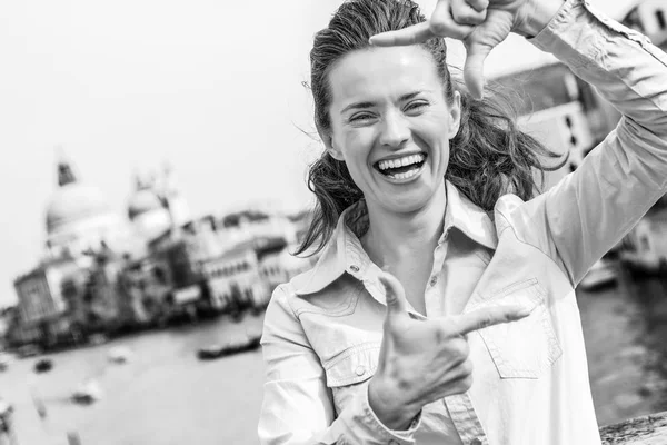 Felice Giovane Donna Che Incornicia Con Mani Mentre Piedi Sul — Foto Stock