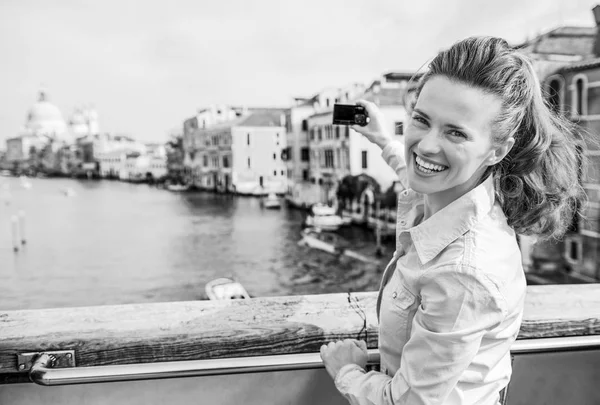 ヴェネツィア イタリア 撮影で大運河を見晴らす橋の上に立って幸せな若い女 — ストック写真