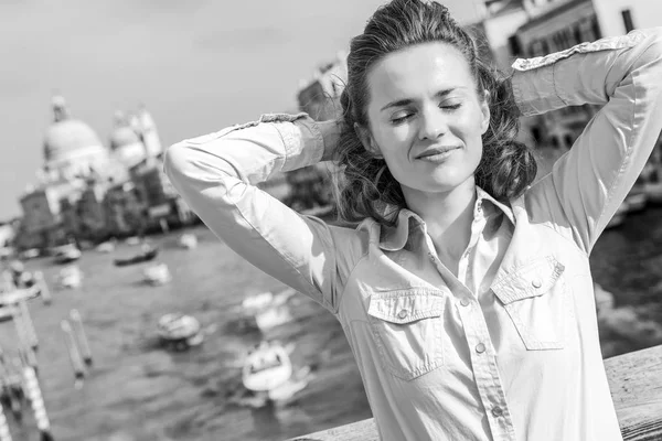 Giovane Donna Rilassata Piedi Sul Ponte Con Vista Sul Canale — Foto Stock