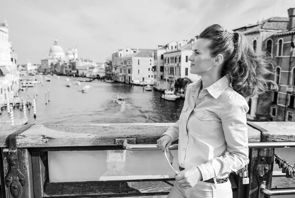 여자는 프로필에 거리에 베니스의 대운하를 — 스톡 사진
