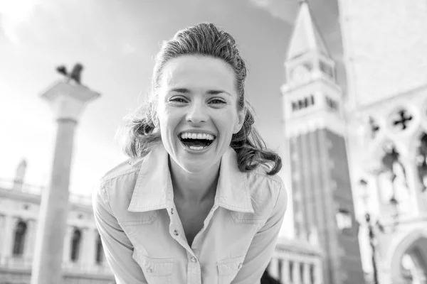 Porträt Einer Glücklichen Jungen Frau Gegen Den Campanile San Marco — Stockfoto