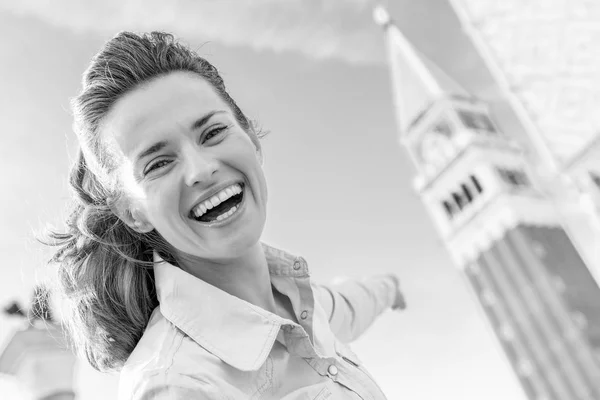 Szczęśliwa Młoda Kobieta Wskazując Campanile San Marco Wenecji Włochy — Zdjęcie stockowe