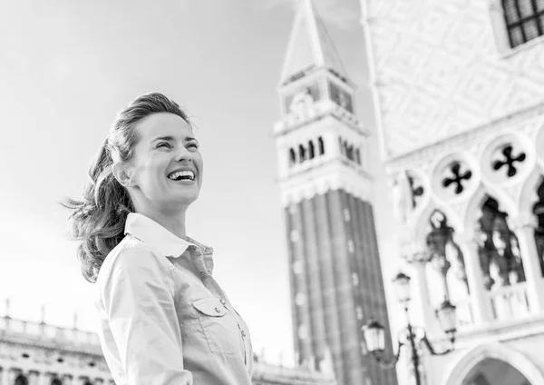 Joyeux Jeune Femme Contre Campanile San Marco Venice Italie — Photo