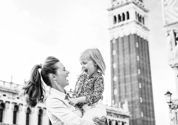 Portræt Smilende Mor Baby Mod Campanile San Marco Venice Italien - Stock-foto