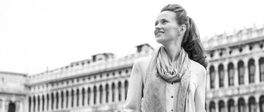 Mutlu genç kadın ayakta Piazza san marco Venedik, İtalya ve kopya alanı üzerinde seyir