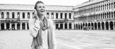 Bir kadın turist bir boş yakınındaki St. Mark's Meydanına onun deneyimi hakkında heyecan ve ailesi çağırır. Ona mutluluk onu gezisi hakkında paylaşmak edebilmek ne kadar şanslı.