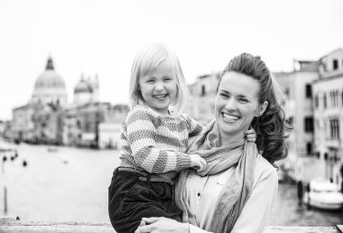 Anne ve kızı birlikte eğleniyor gezi iken