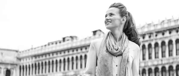 Glückliche Junge Frau Steht Auf Der Piazza San Marco Venedig — Stockfoto