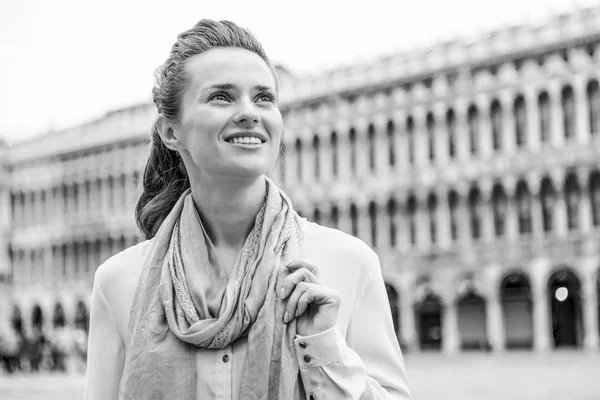 Portre Mutlu Genç Kadının Üzerinde Piazza San Marco Venedik Talya — Stok fotoğraf