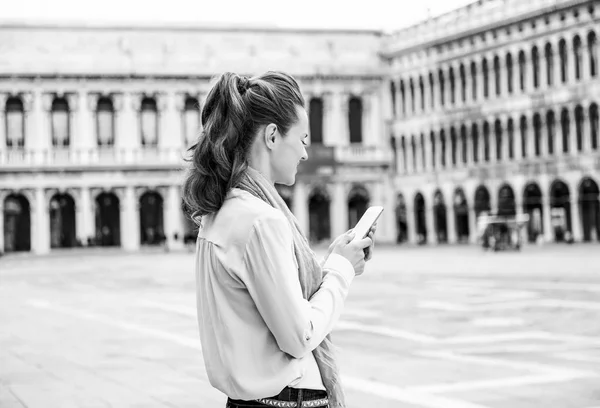 Jeune Femme Écrivant Des Sms Sur Place San Marco Venise — Photo