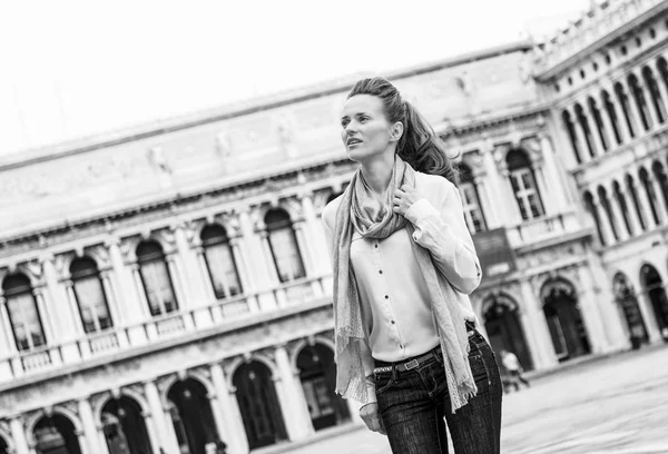 Mutlu genç kadın yürüyüş Piazza san marco Venedik, İtalya