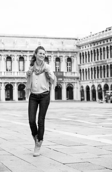 Mutlu genç kadın yürüyüş Piazza san marco Venedik, İtalya
