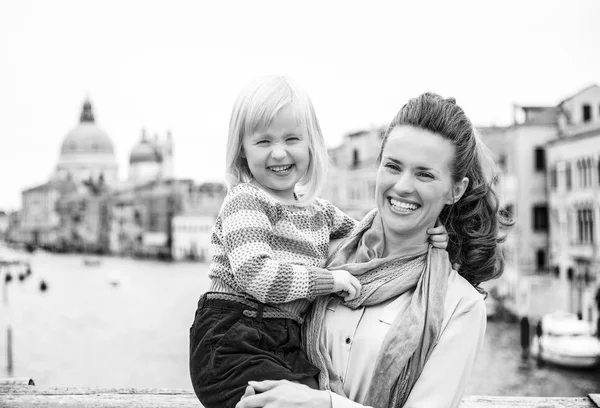 Anne ve kızı birlikte eğleniyor gezi iken