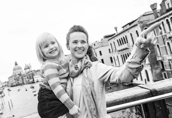 Bebek kız ve annesi poiting duran Köprüsü Venedik, İtalya büyük Kanal Manzaralı