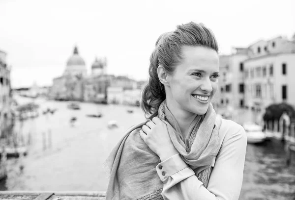Venedik Talya Grand Kanal Manzaralı Köprüde Duran Mutlu Genç Kadın — Stok fotoğraf