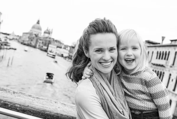 Glückliche Mutter Und Kleines Mädchen Auf Brücke Mit Grandiosem Kanalblick — Stockfoto