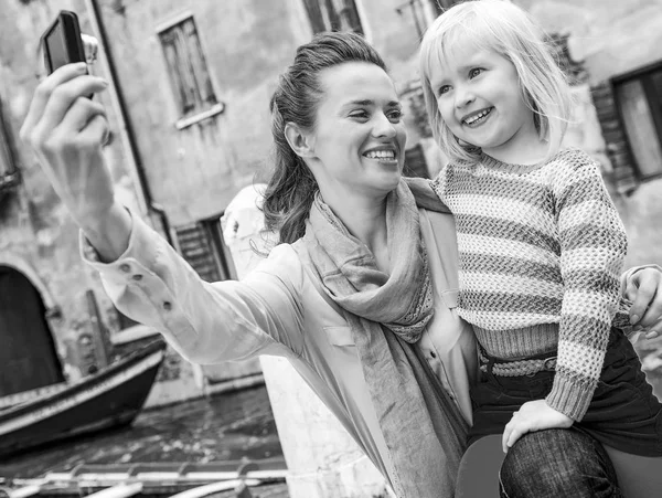 小さな娘と撮影 Selfie を保持している幸せな女 — ストック写真
