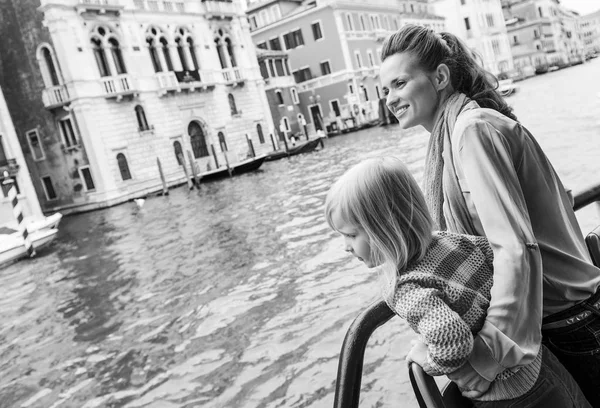 妈妈和宝贝女孩乘坐威尼斯水上巴士 — 图库照片