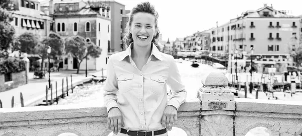 Jeune Femme Souriante Debout Sur Pont Venise Italie — Photo