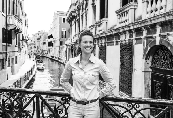 Joyeux Jeune Femme Debout Sur Pont Venise Italie — Photo