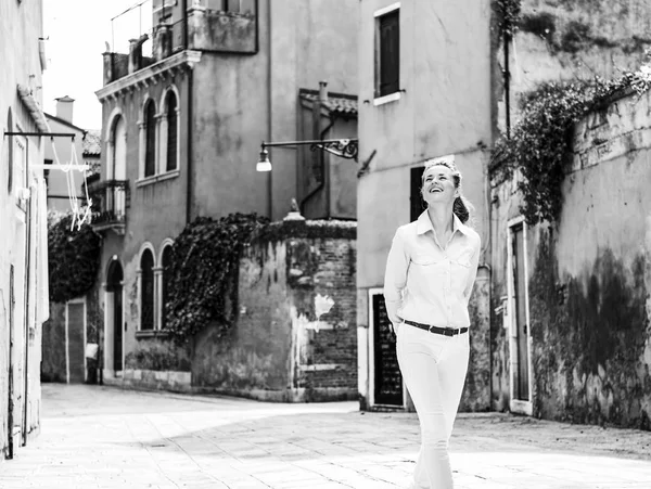 Jeune Femme Marchant Dans Venise Italie — Photo