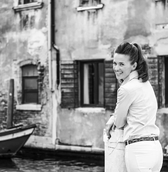 Giovane Donna Felice Piedi Sulla Strada Venezia Italia — Foto Stock