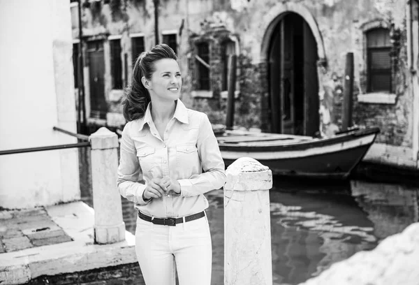 看着和微笑 一个女人站在威尼斯的许多运河之一 看着远处 想知道她的脚会带她下 当她发现美丽的城市 — 图库照片