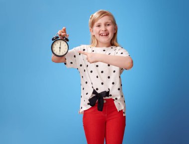 poiting çalar saat üzerinde mavi arka plan, kırmızı mutlu modern Çocuk pantolon