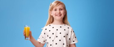 cam suyu mavi zemin üzerine kırmızı pantolon içinde modern çocuk gülümseyen